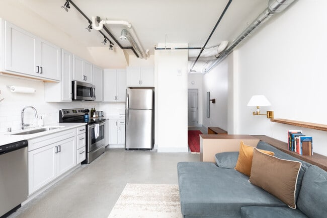 Building Photo - 1009 W Juneau Ave