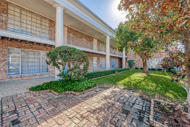 Building Photo - 2201 Fountain View Dr