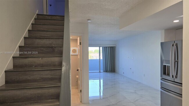 Building Photo - 9359 Fontainebleau Blvd