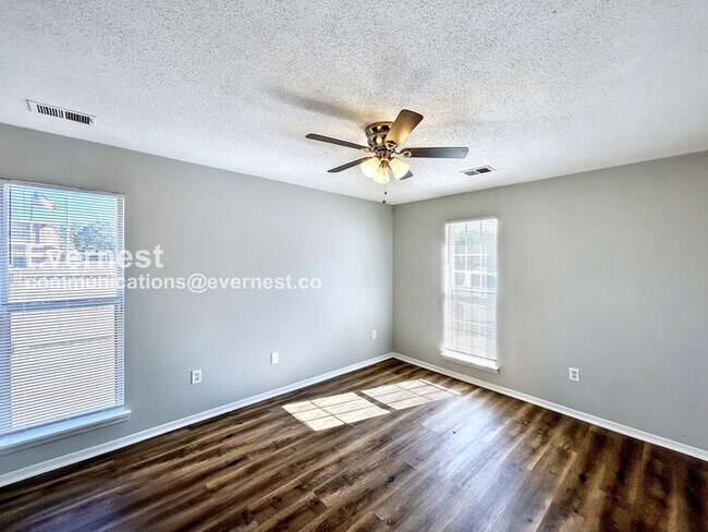 Foto del edificio - Spacious 3 Bed, 2 Bath Home with Fenced Yard and Off-Street Parking.