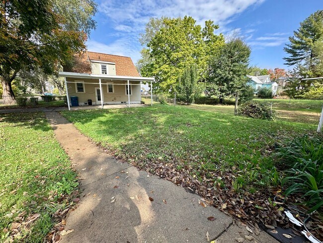 Foto del edificio - 3 bed, 1.5 bath home for rent in Waterloo