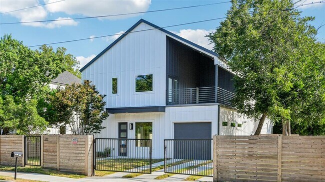 Building Photo - 102 W Fawnridge Dr