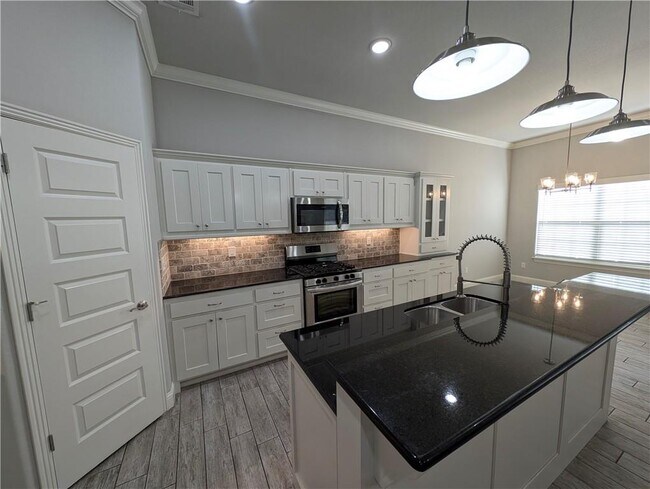 Foto del edificio - 5602 Sapphire Dr