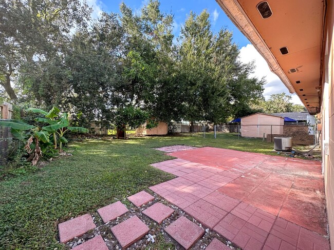 Foto del edificio - Fully Fenced Privacy in Orlando – Stylish ...