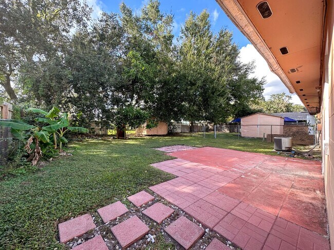 Foto del edificio - Fully Fenced Privacy in Orlando – Stylish 2 bedroom Near Theme Parks and Beaches!