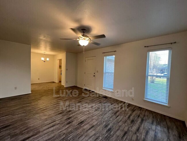 Building Photo - 2235 Donna Dr