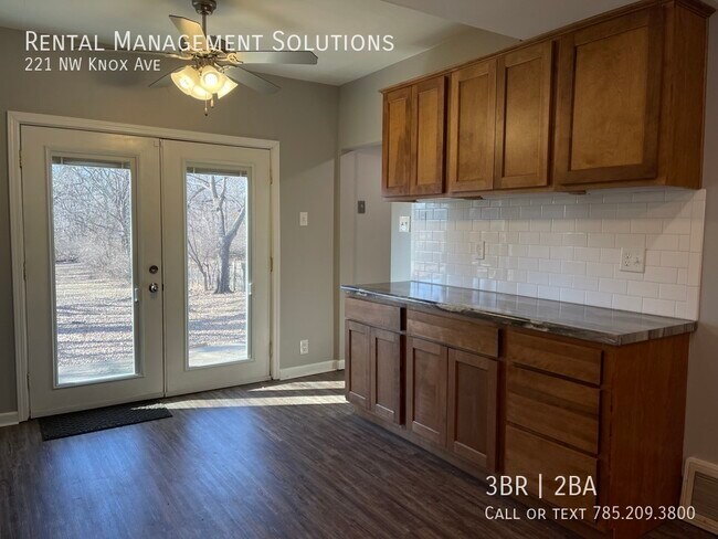 Building Photo - *NEAR POTWIN PLACE* 221 NW Knox Ave- 3+ BE...