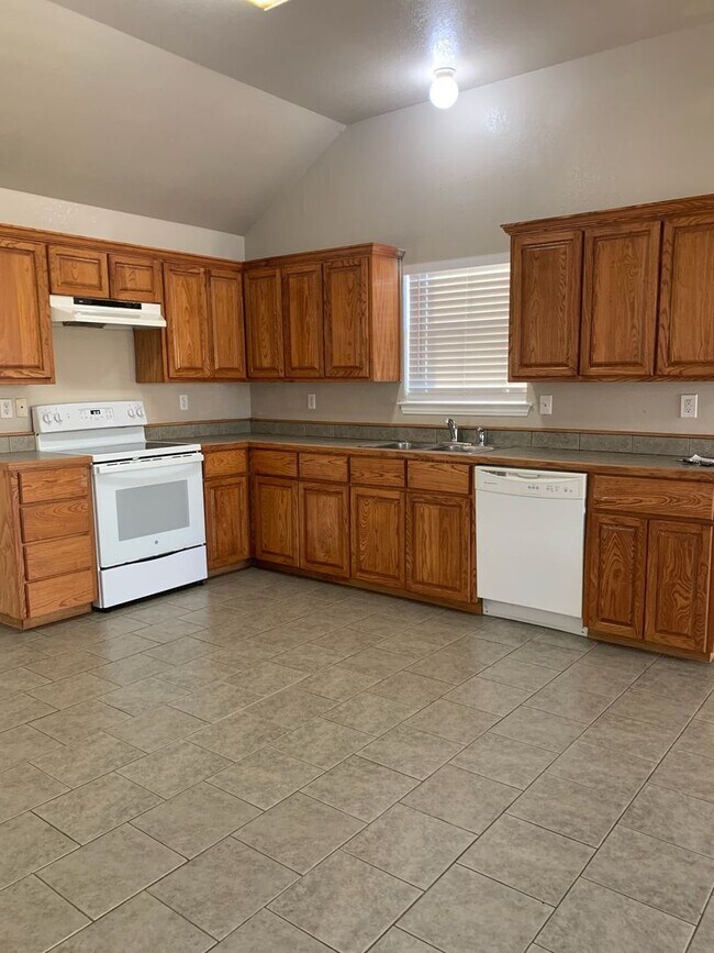 Building Photo - Excellent 3 bedroom 2 bath duplex in Peast...