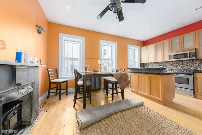 Building Photo - 3 br, 1 bath Townhome - 565 Quincy St