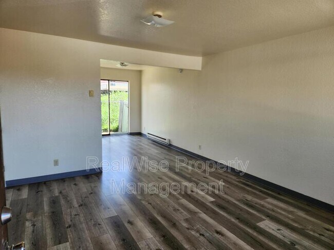 Foto del edificio - 275 NW Rose St