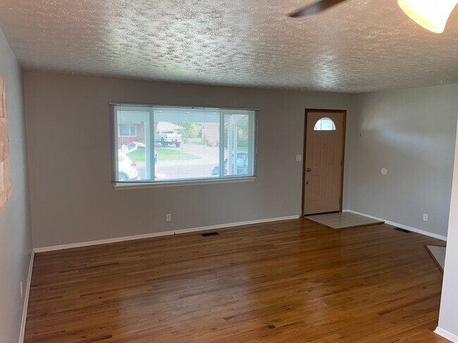 Sala de estar del piso superior - 3011 N Stout Rd