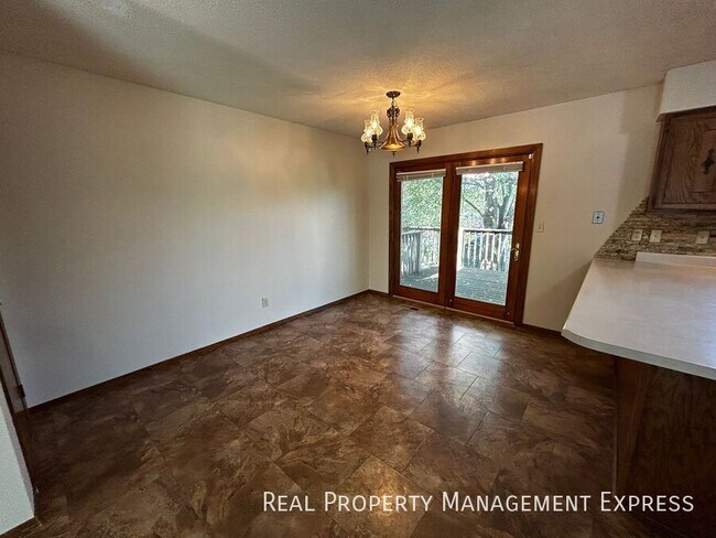Foto del edificio - 3 Bedroom 2 Bathroom Home with a Fireplace...