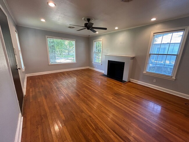 Building Photo - Updated Broadmoor 3 Bedroom