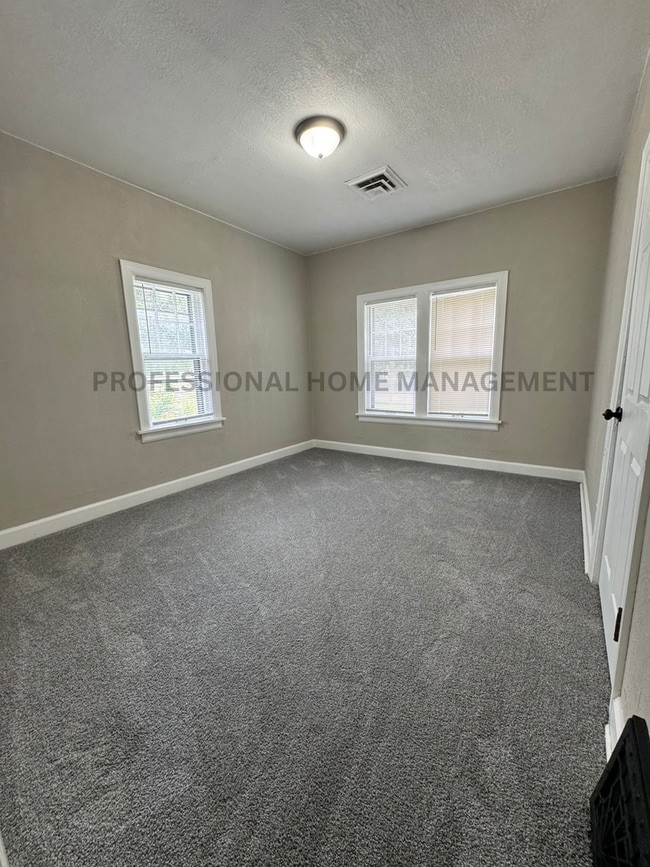 Building Photo - Charming 2-Bedroom, 1-Bath Home with Finis...