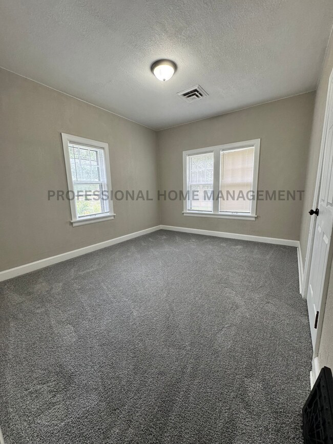 Foto del edificio - Charming 2-Bedroom, 1-Bath Home with Finis...