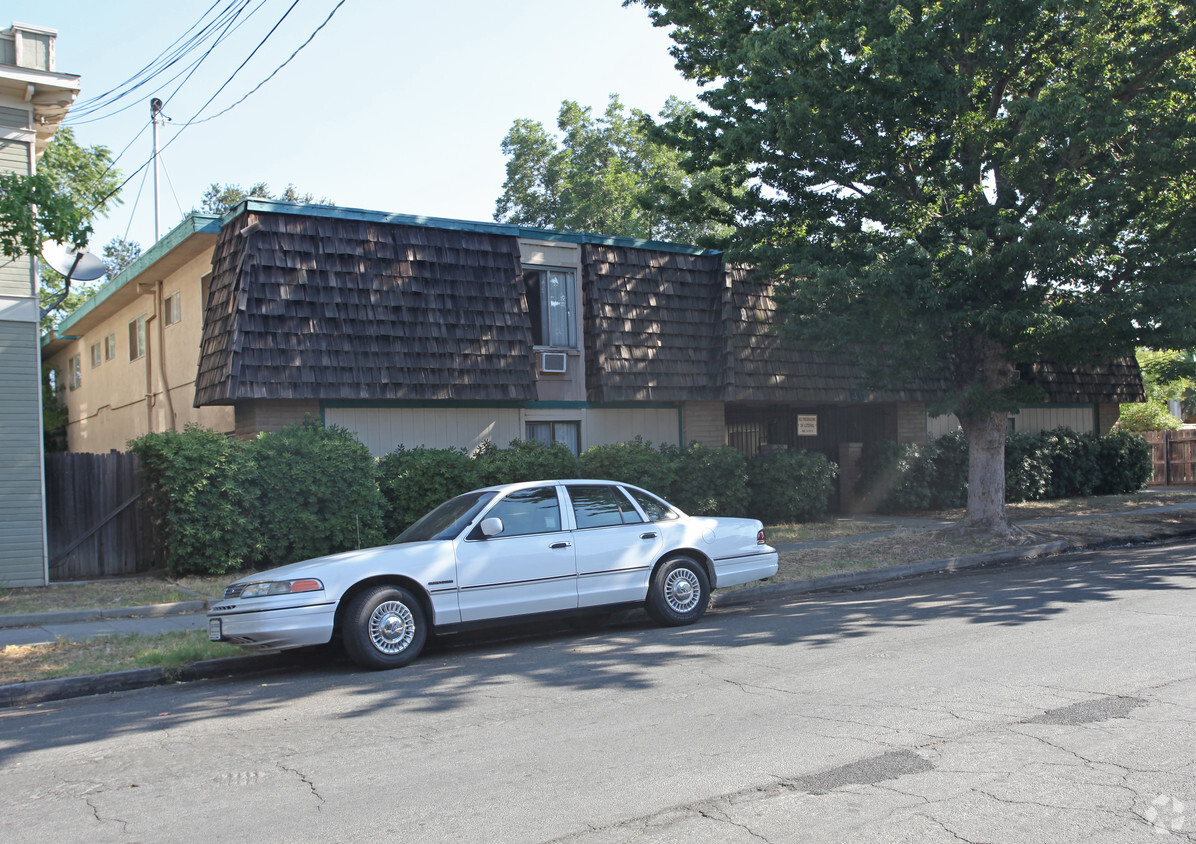 Building Photo - 337 E Poplar St