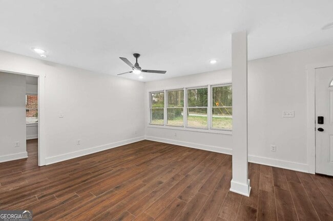 Building Photo - 668 Custer Ave SE