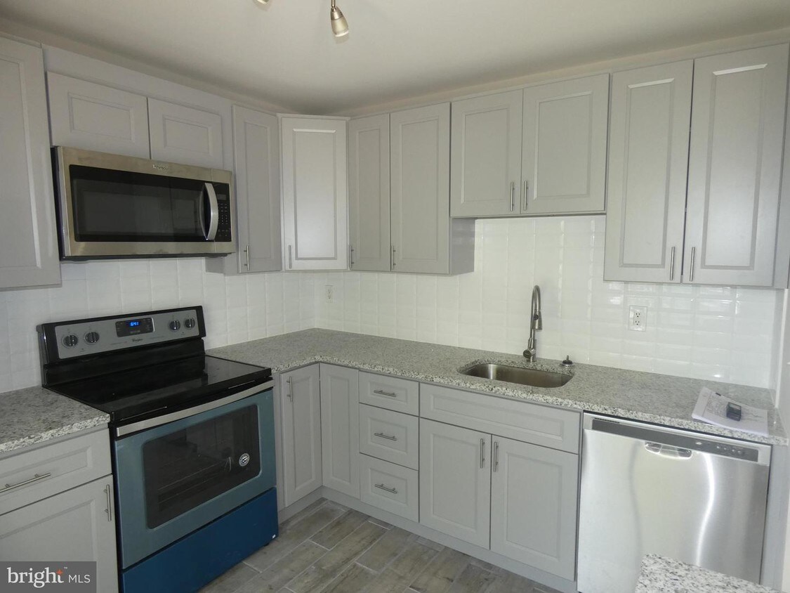 13 Avon Dr Unit X13, East Windsor, NJ 08520 Room for Rent in East