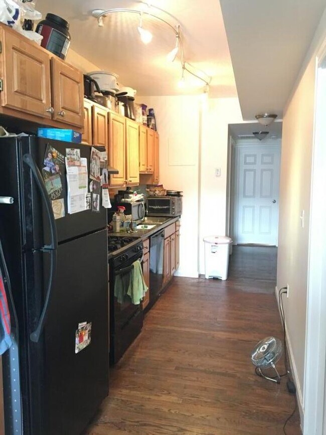 Foto del edificio - NO BROKER FEE!  BRIGHTON 3 BED/1.5 BATH WITH C AND D LINE ACCESS - CENTRAL AIR