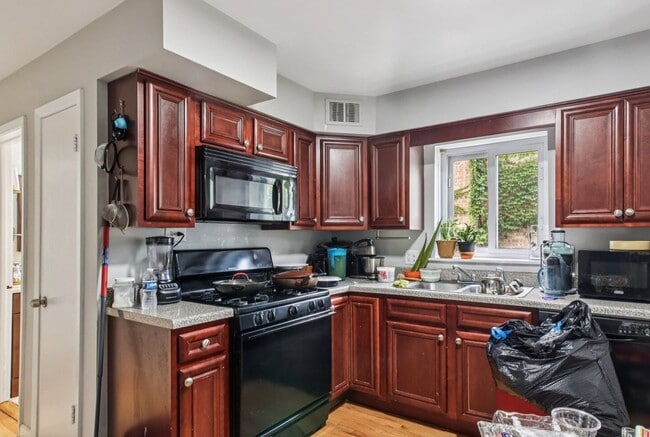 Foto del edificio - 8613 Trumbull Ave