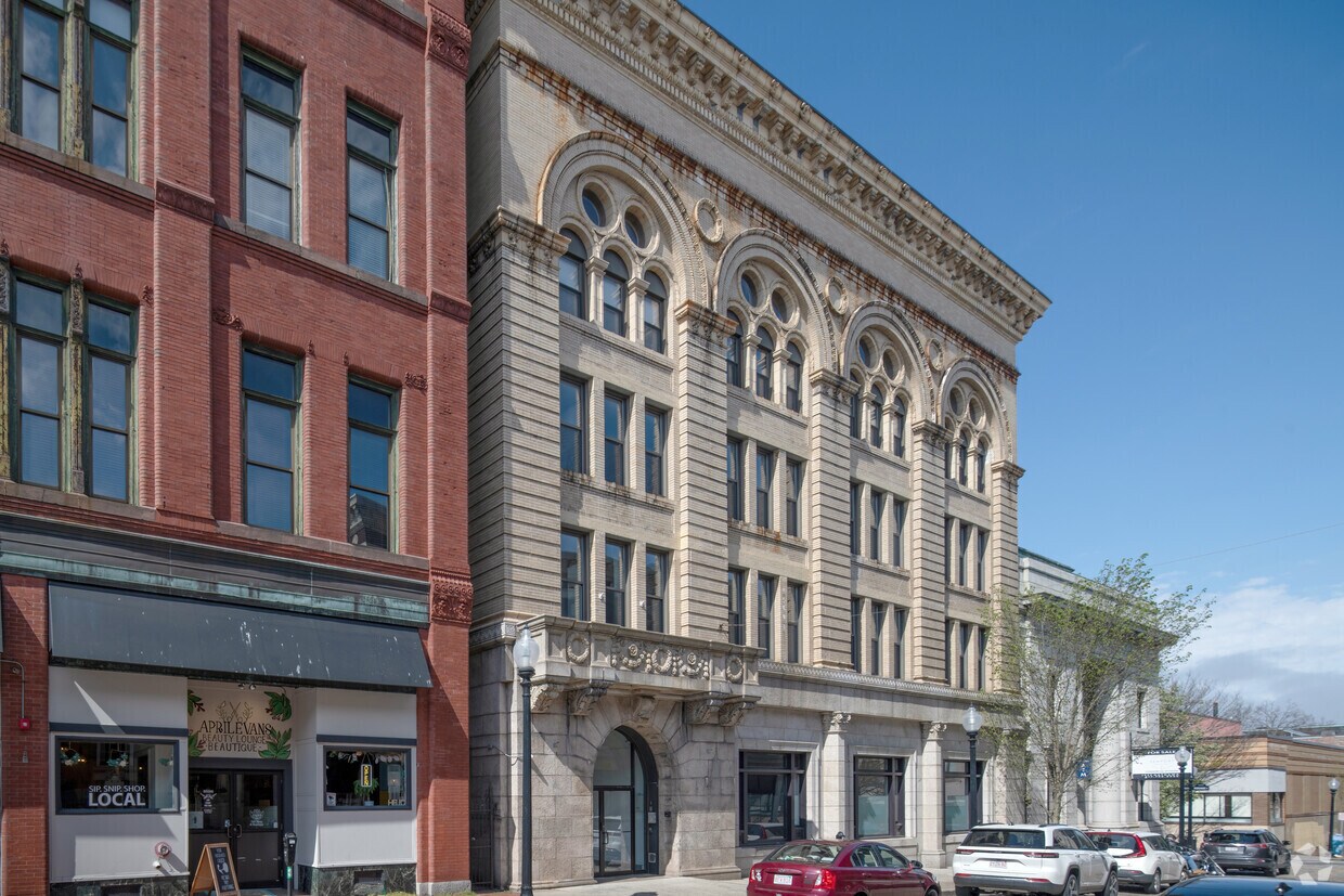 Primary Photo - 105 William St