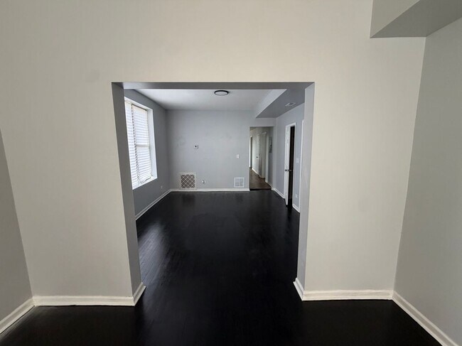 Building Photo - 1537 S St Louis Ave