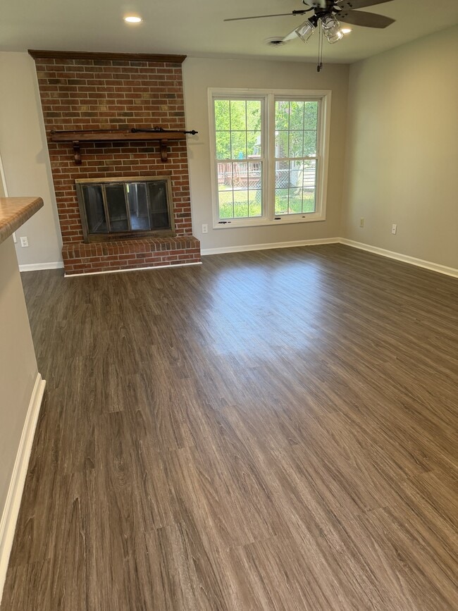 Foto del edificio - 203 Woodcrest Ct