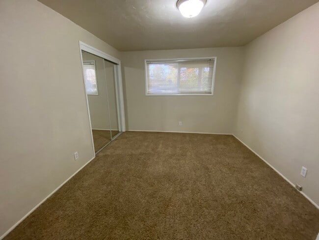 Building Photo - Downtown 2 bedroom ground floor apartment