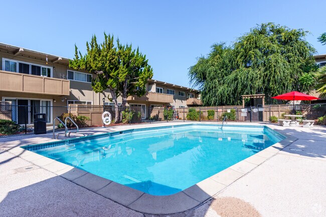 Piscina - The Majestic Apartments