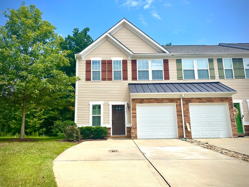 Foto principal - 2501 Silverthorn Dr