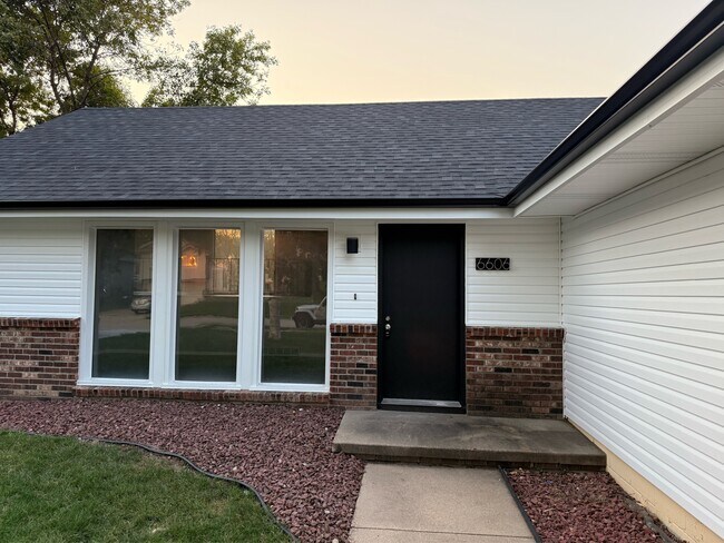 Building Photo - 6606 S 108th Terrace