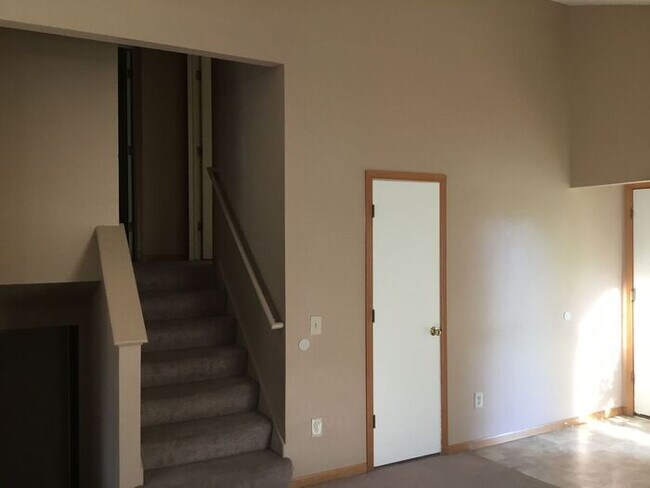 Building Photo - Tri-level Home with 4 bedrooms in Loveland!