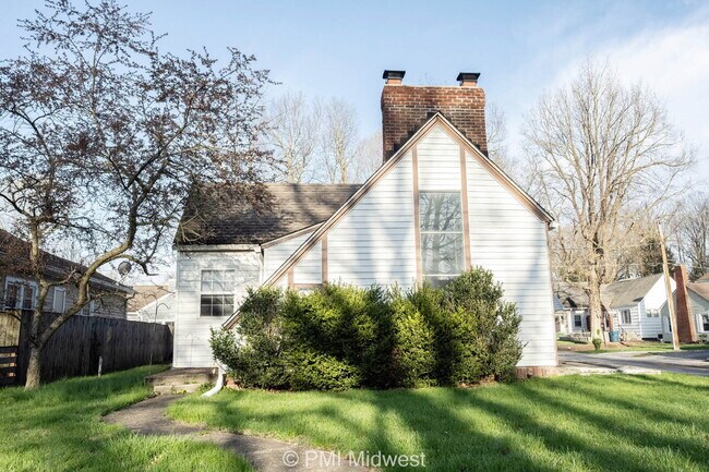 Foto del edificio - "Charming 3-Bedroom Haven with Spacious Living in Indianapolis – 2,190 Sq Ft of Comfort!"