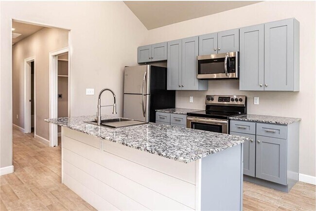 Building Photo - 915 Vly Oaks Ln