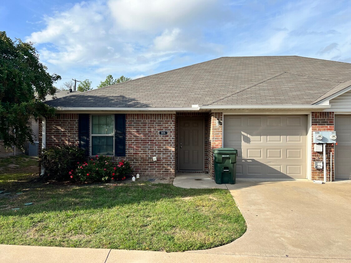 Foto principal - 3976 Cottage Dr