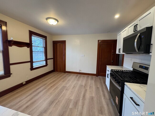 Foto del edificio - 120 Burritt Ave