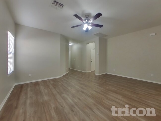 Foto del edificio - 15441 W Cameron Dr