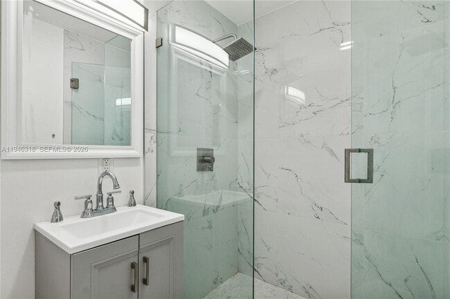 Foto del edificio - 8020 Crespi Blvd