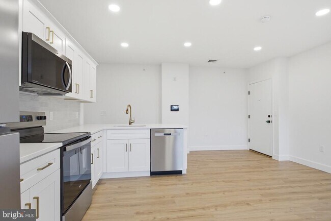 Foto del edificio - 100 W Front St