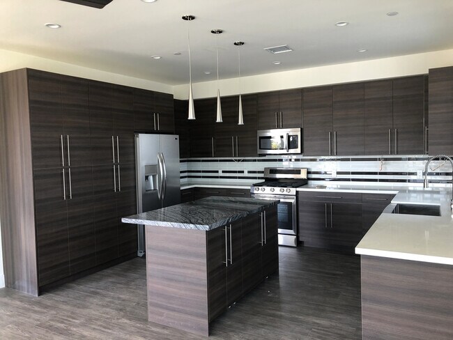 Foto del edificio - 6437 86th