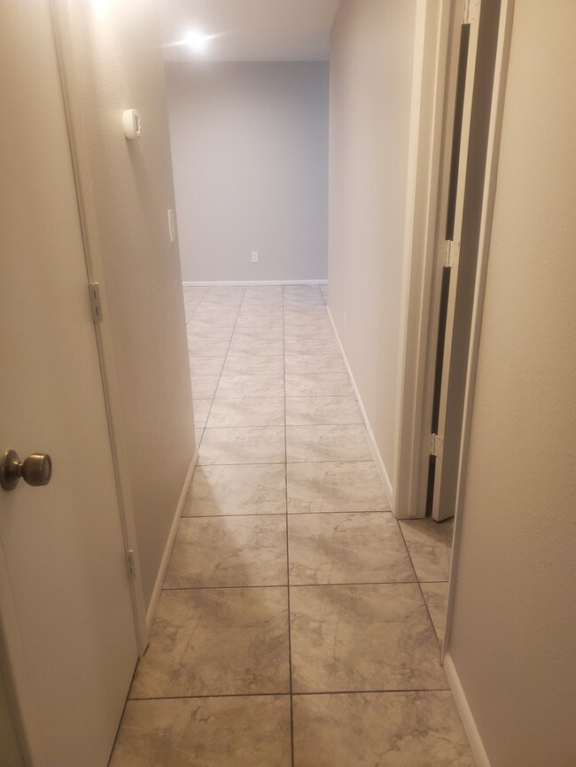 Building Photo - 2140 W Vista Ave #4
