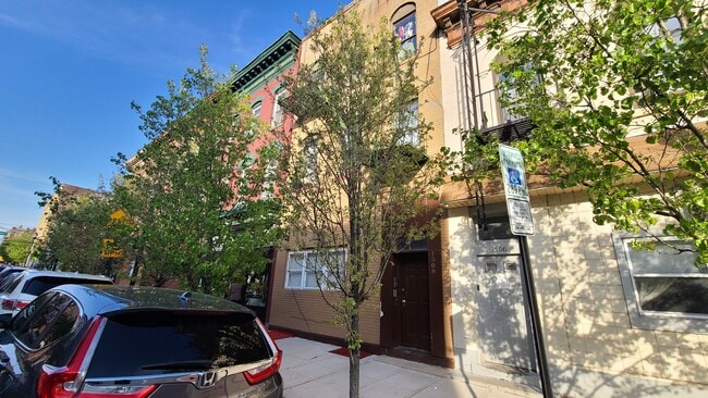 Building Photo - 1508 Summit Ave