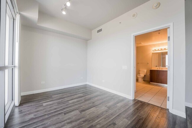 Building Photo - Welcome to luxury living in the heart of L...