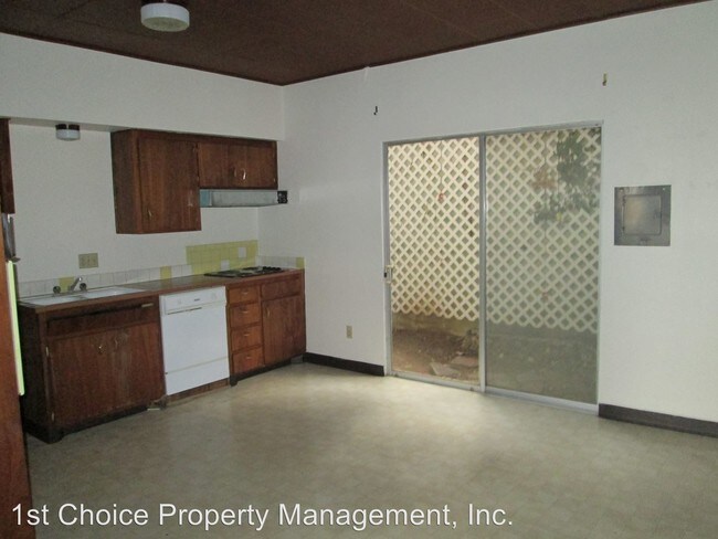 Building Photo - 2237 Lakeshore Dr