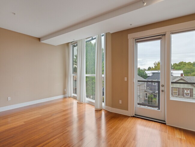 Building Photo - 838 SE 38th Ave