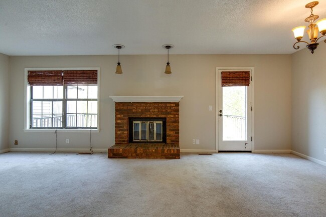 Building Photo - Spacious Living In the Heart of Hendersonv...