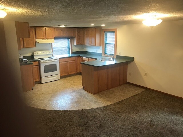 Kitchen - 4229 Lincoln St E