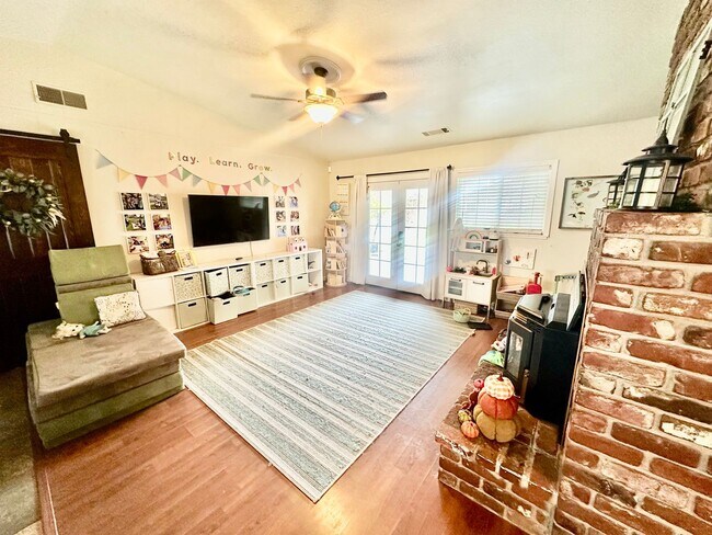 Foto del edificio - Gorgeous 4/3 Country Estate with 2000sf Barn