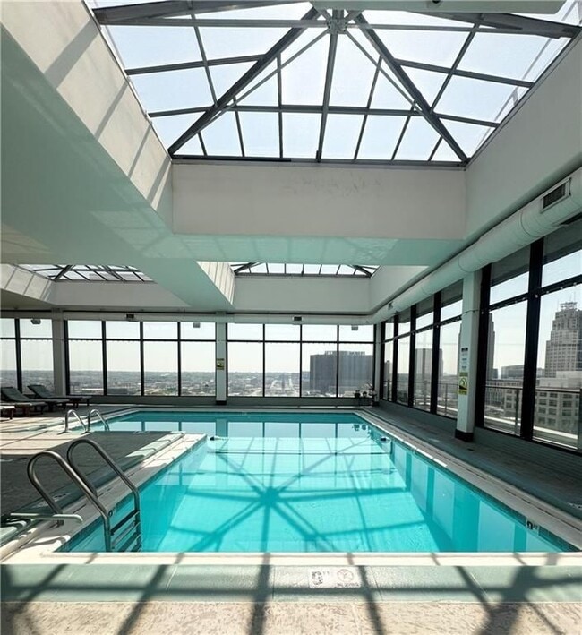 Building Photo - 700 E 8th St