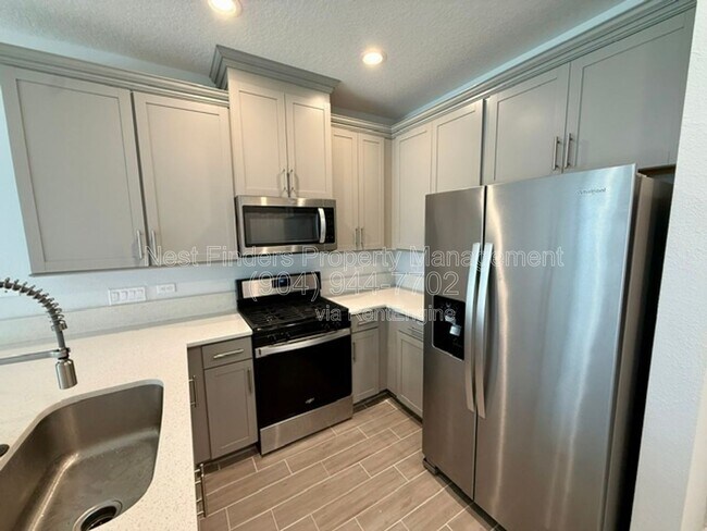 Building Photo - 215 Pine Bluff Dr
